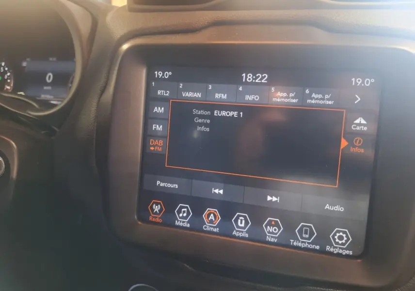 Écran tactile central du Jeep Renegade 2024 affichant la radio Europe 1, avec tableau de bord partiellement visible.