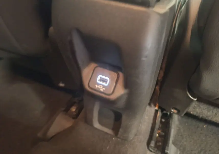 Prise USB arrière intégrée dans la console centrale noire du Jeep Renegade 2024, version hybride limitée.