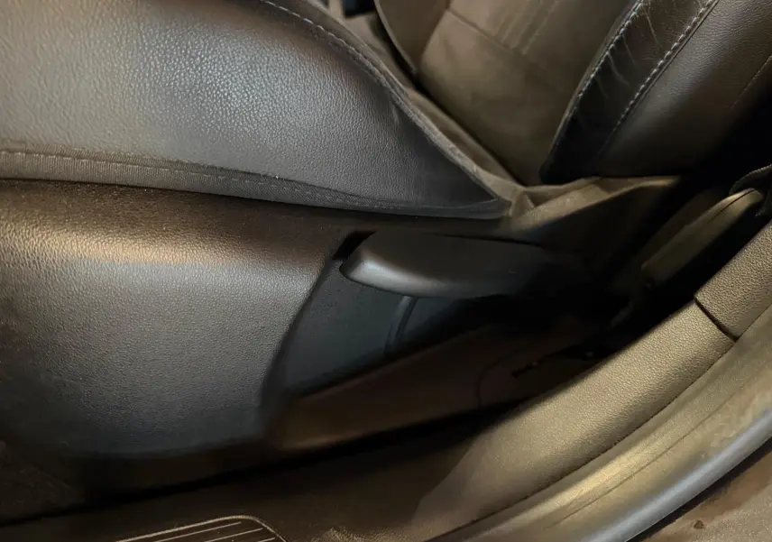 Détail de la manette de réglage du siège côté conducteur sur Renault Mégane Break GT 1.6 DCI 165 EDC 2017, intérieur noir.