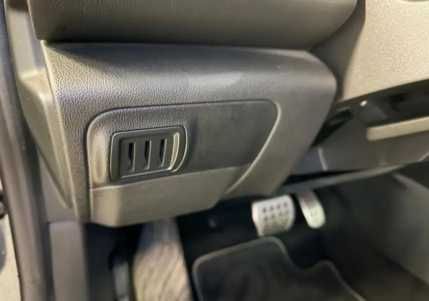 Détail de la commande de réglage sous le tableau de bord côté conducteur d’une Renault Mégane Break GT gris 2017.