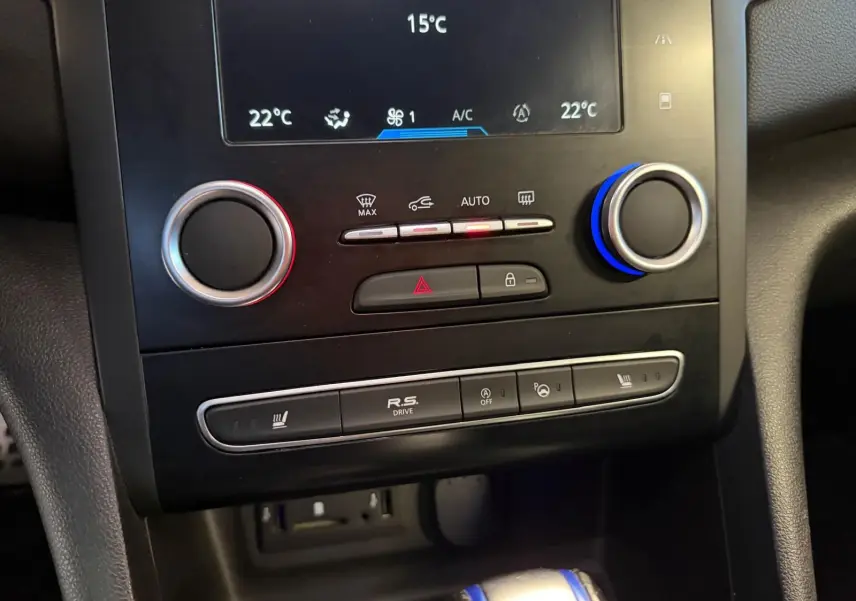 Gros plan sur la console centrale noire de la Renault Mégane Break GT avec commandes climatisation et boutons R.S. Drive.