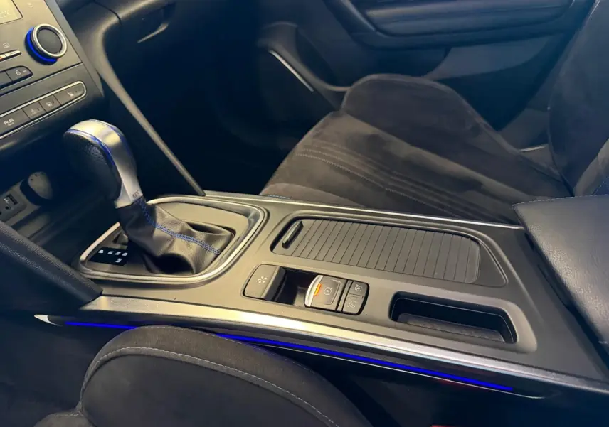 Vue intérieure rapprochée de la console centrale et levier de vitesse sur la Renault Mégane Break GT gris, sièges noirs en alcantara.