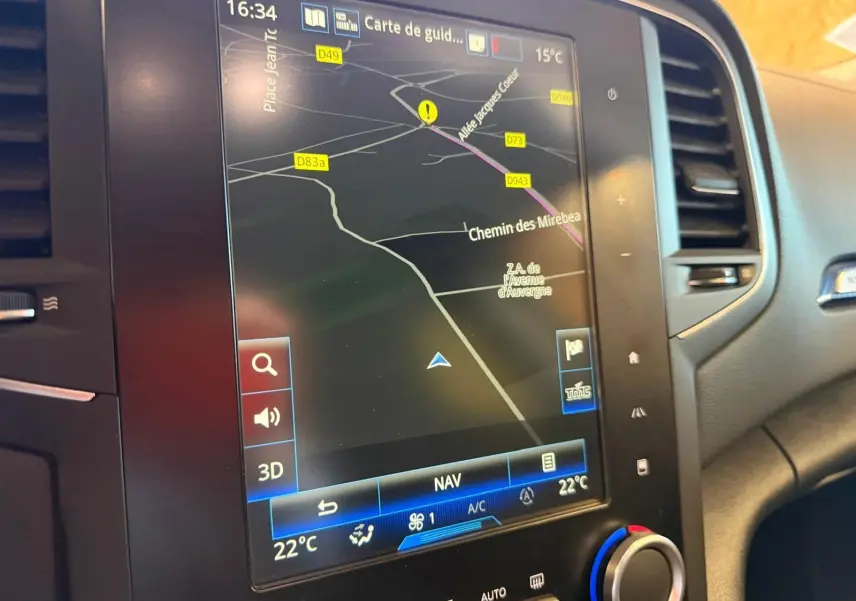 Écran tactile central du tableau de bord de la Renault Mégane Break GT 2017, affichant la navigation GPS.