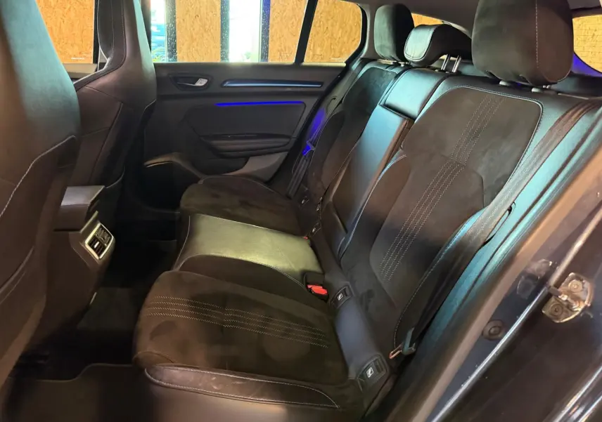 Vue intérieure côté droit des sièges arrière en cuir noir de la Renault Mégane Break GT 1.6 DCI 165 EDC gris de 2017.