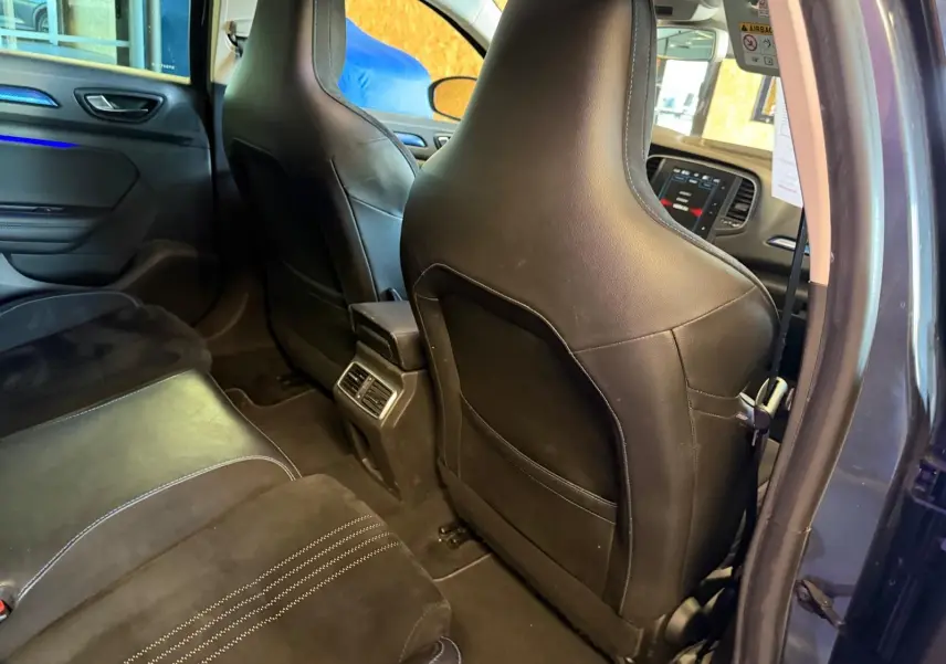 Vue intérieure arrière droite de la Renault Mégane Break GT 2017, sièges noirs en cuir et alcantara avec surpiqûres blanches.