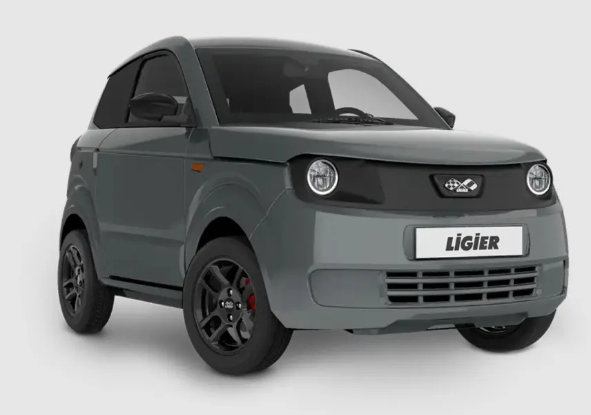 Vue 3/4 avant d'une LIGIER Myli gris clair avec jantes alu noires et vitres arrière surteintées.