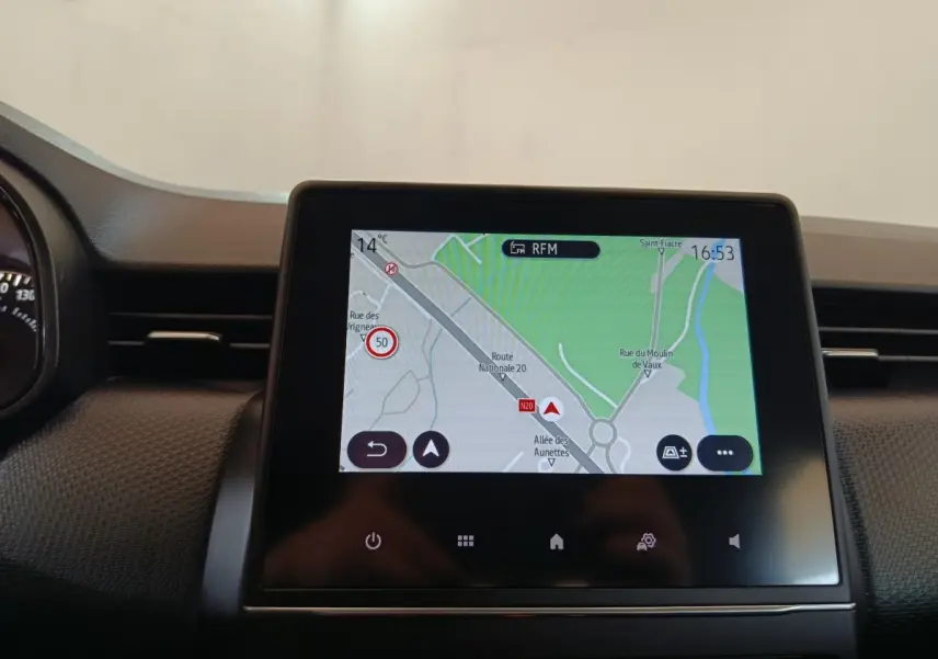 Écran tactile central affichant la navigation 3D dans l’habitacle d’une Renault Clio Business Blue dCi 100 blanche.