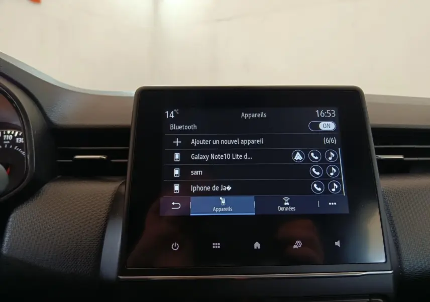 Écran tactile central de la Renault Clio Business Blue dCi 100 2022 affichant le menu Bluetooth en intérieur.