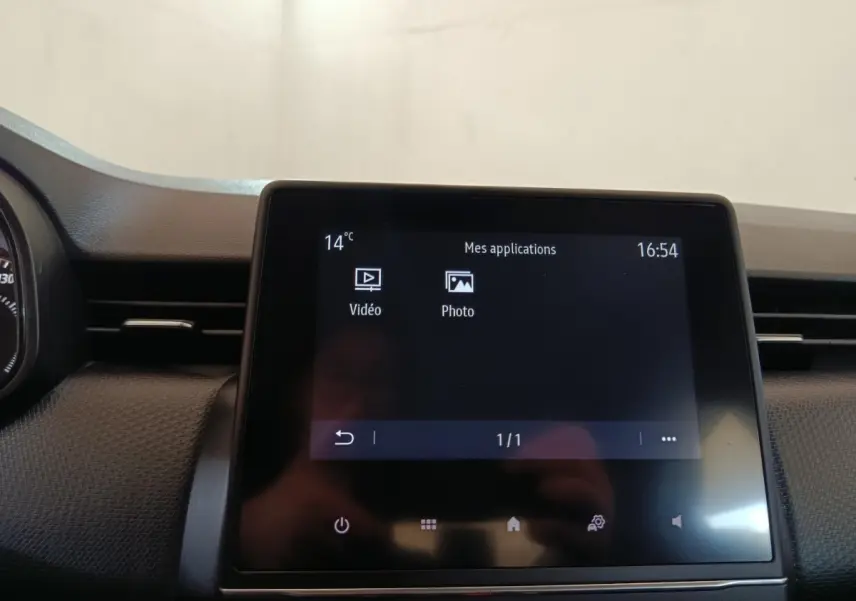 Écran tactile central de la Renault Clio Business Blue dCi 100 2022, affichant les applications vidéo et photo.