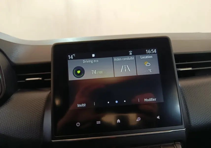 Écran tactile central affichant les aides à la conduite dans l'habitacle d'une Renault Clio Business blanche.