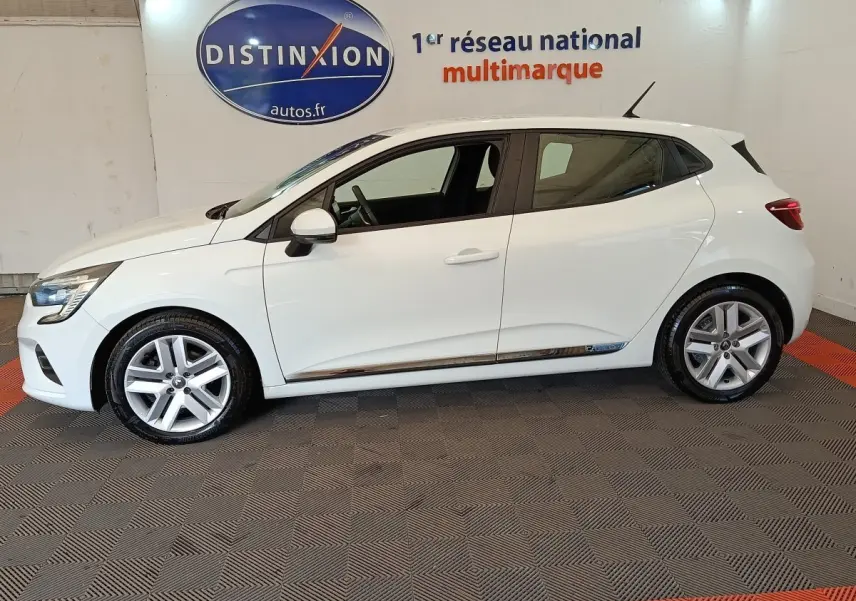 Profil droit d'une Renault Clio Business Blue dCi 100 blanche, avec jantes alliage et logo distinctif sur la porte arrière.