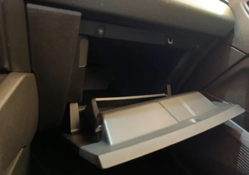 Gros plan sur la boîte à gants ouverte côté passager de la Renault Clio Business Blue dCi 100 blanche de 2022.