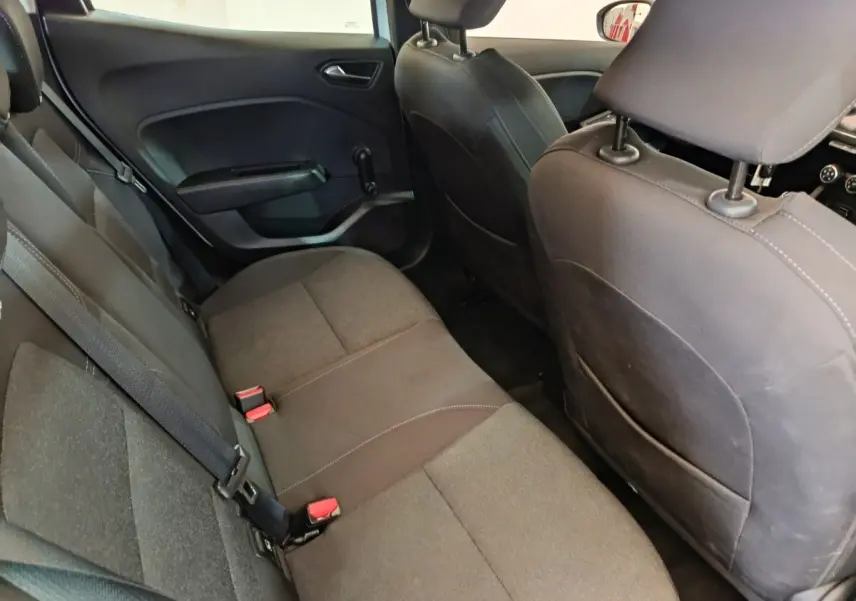 Vue intérieure arrière de la Renault Clio Business Blue dCi 100 2022, sièges tissu gris foncé avec ceintures de sécurité visibles.