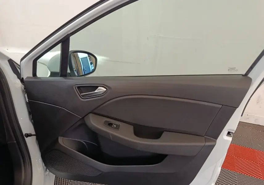 Vue intérieure de la porte avant gauche blanche d'une Renault Clio Business Blue dCi 100 avec panneau noir et commande de vitre.