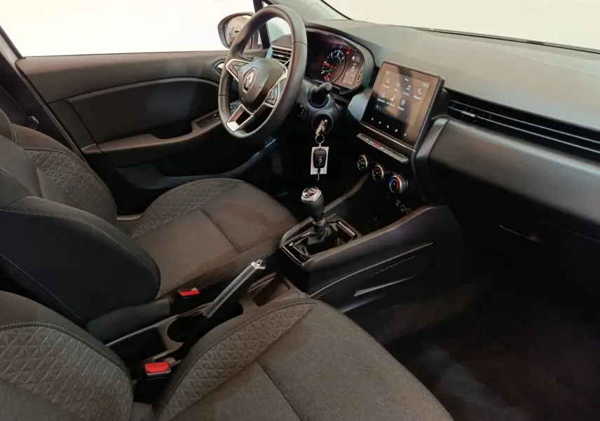 Vue intérieure côté conducteur de la Renault Clio Business 2022, volant cuir, tableau de bord avec écran tactile et boîte manuelle.