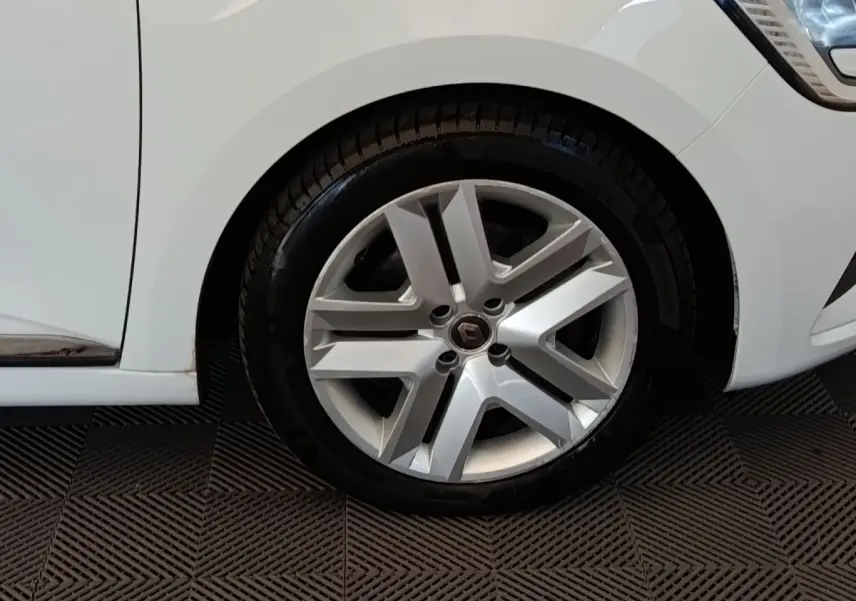 Gros plan sur la roue avant droite d’une Renault Clio Business Blue dCi 100 blanche avec jante alliage moderne.