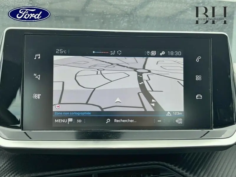 Écran tactile central du Peugeot 208 gris Artense, affichant la navigation avec carte simplifiée en intérieur.