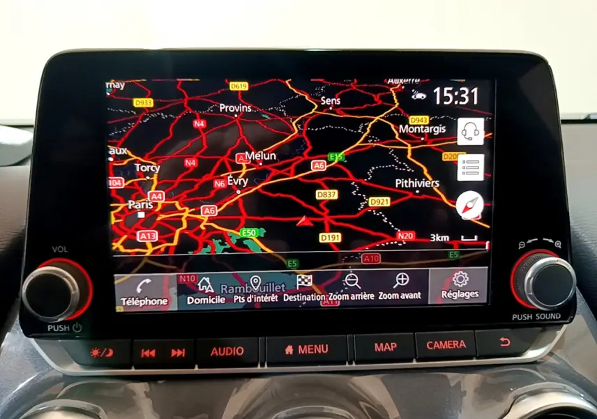 Écran tactile central 20,3 cm du Nissan Juke Hybrid 143 Business+ 2023 affichant une carte de navigation détaillée.