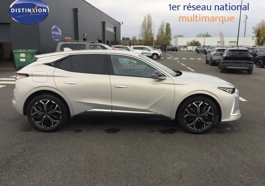 Profil droit du DS4 2024 diesel couleur Eph Crystal, soulignant ses lignes anguleuses et ses jantes noires stylisées.