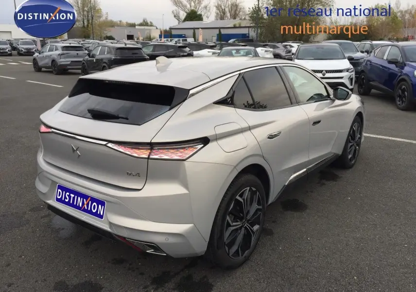 Vue 3/4 arrière droite d'une DS4 2024 couleur Eph Crystal avec feux arrière LED et jantes noires distinctives.