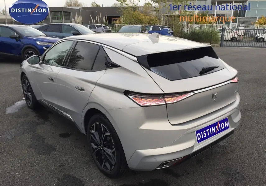Vue 3/4 arrière droite d'une DS4 2024 Eph Chrystal avec feux arrière LED et jantes alliage noires.