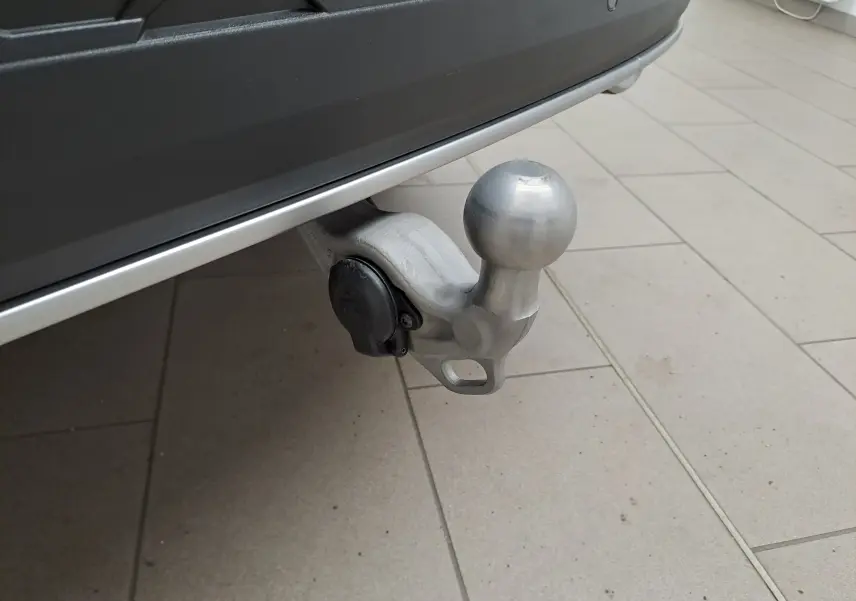 Gros plan sur le crochet d'attelage pivotant gris argent du Skoda Kodiaq 2025, vue côté arrière droit.