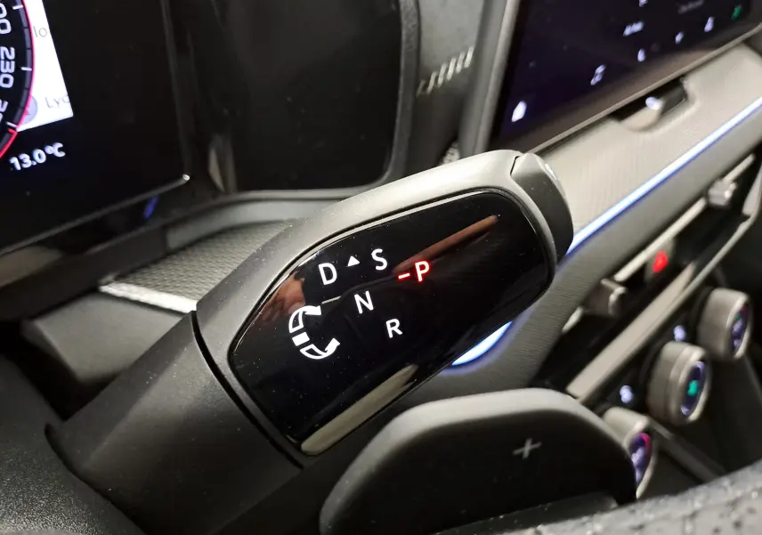 Gros plan sur le levier de vitesses automatique du Skoda Kodiaq gris argent, avec affichage lumineux des modes de conduite.