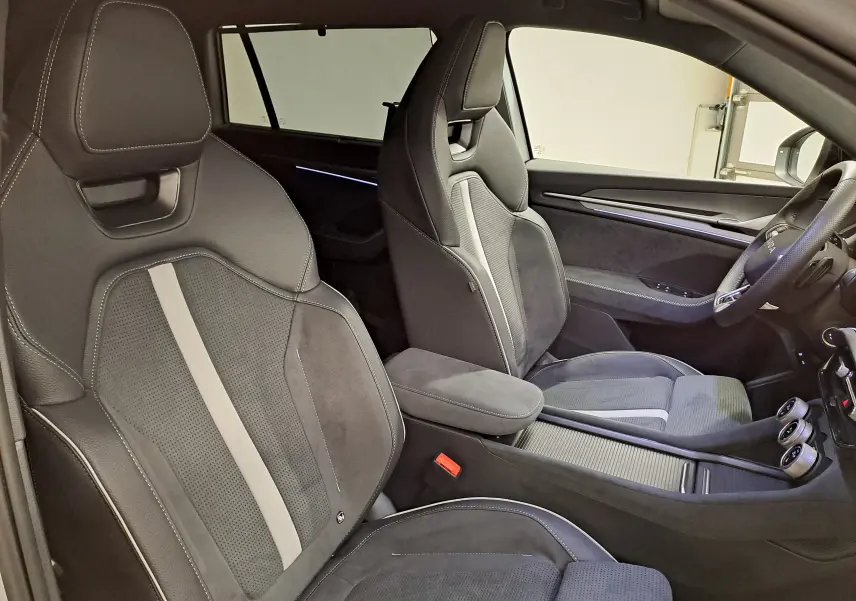Vue intérieure côté droit du Skoda Kodiaq Sportline 2025, sièges sport en cuir noir avec surpiqûres claires.