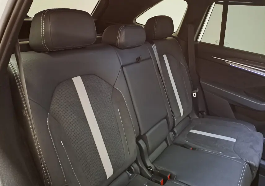 Vue intérieure des sièges arrière noirs avec bandes grises du Skoda Kodiaq 2025, finition Sportline.