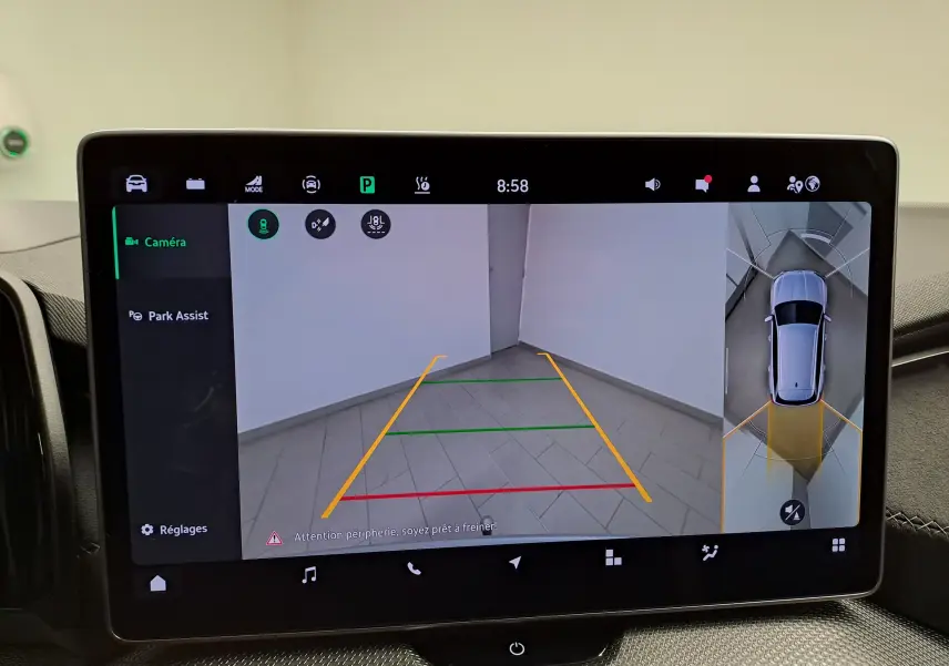 Écran intérieur affichant la caméra de recul et la vue 360° du Skoda Kodiaq gris argent en stationnement.