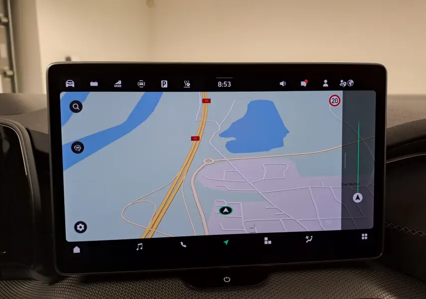 Écran tactile central affichant la navigation GPS dans l’habitacle du Skoda Kodiaq gris argent, vue de face.