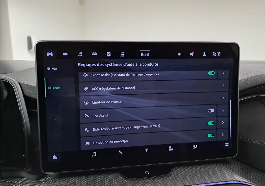 Écran tactile central du Skoda Kodiaq 2025 affichant les réglages des aides à la conduite.
