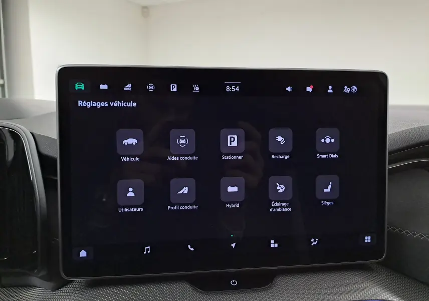 Écran tactile central du Skoda Kodiaq gris argent, affichant le menu des réglages véhicule en intérieur.