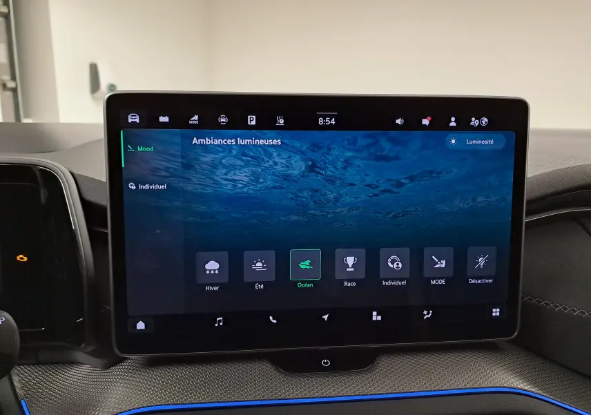 Écran tactile central affichant les ambiances lumineuses avec un thème océan dans l'habitacle du Skoda Kodiaq.