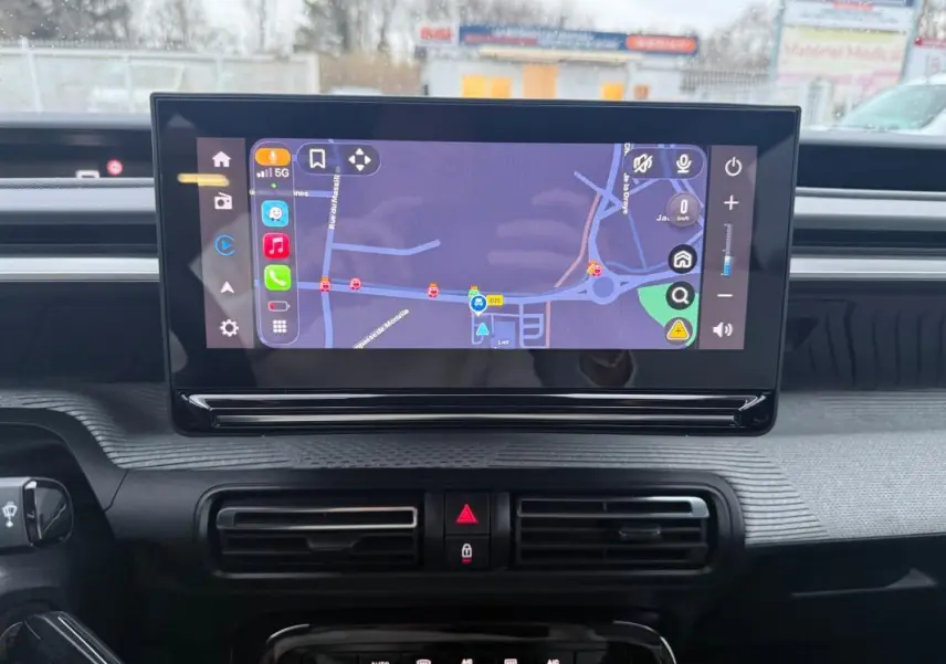 Vue intérieure centrée sur l'écran tactile du tableau de bord de la Citroën C3 gris 2025 affichant un GPS en navigation.