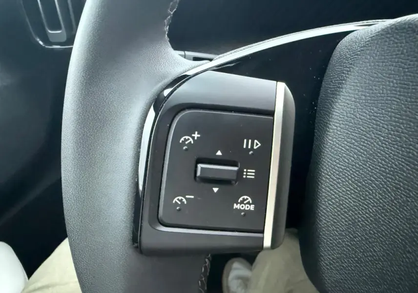 Gros plan sur les commandes noires du volant côté gauche d'une Citroën C3 gris 2025 Turbo 100 ch BVM6 Max.