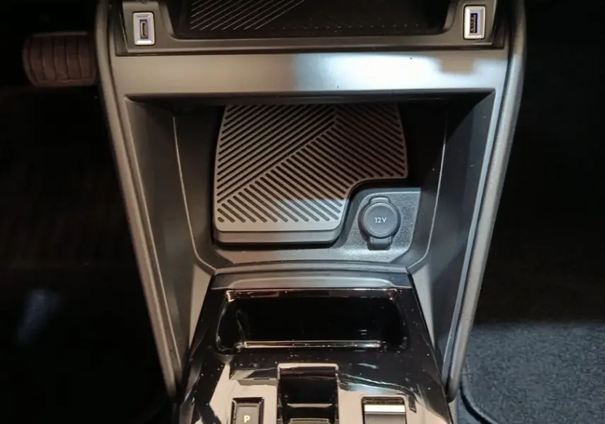 Vue rapprochée de la console centrale de la Citroën C4 2022 gris foncé, avec commandes climatisation et boîte auto.