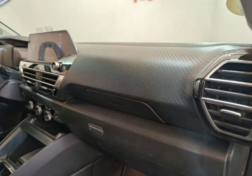 Vue intérieure du tableau de bord noir texturé de la Citroën C4 2022 avec écran tactile digital et aérateurs chromés.