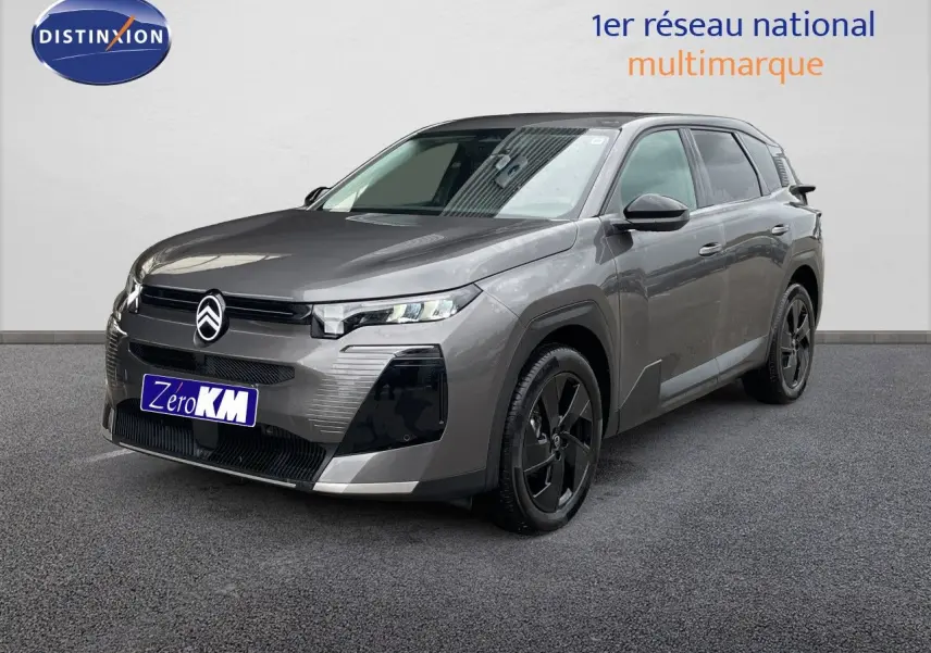 Citroën C5 Aircross Hybrid gris platinium en 3/4 avant droit avec jantes noires et calandre moderne.