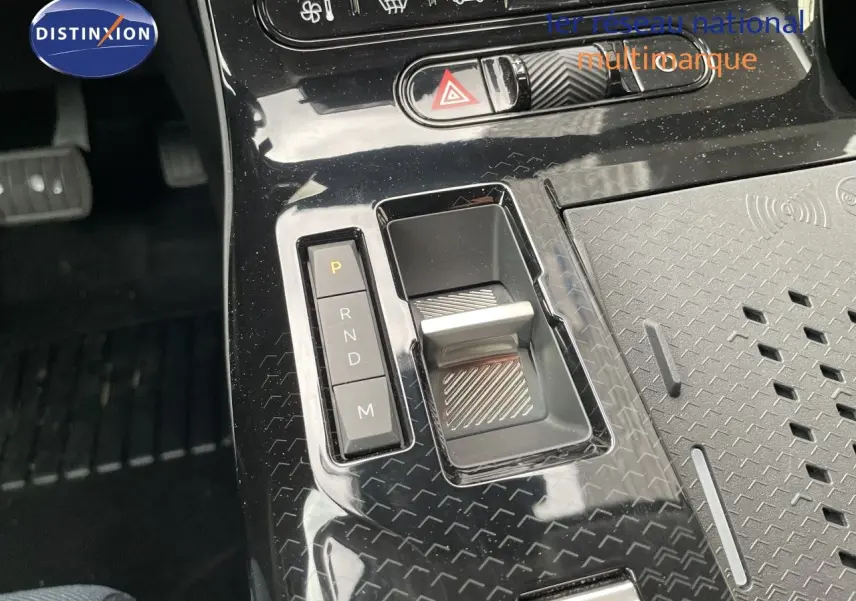 Gros plan sur la console centrale noire brillante du Citroën C5 Aircross Hybrid 2026 avec levier de vitesses électronique.