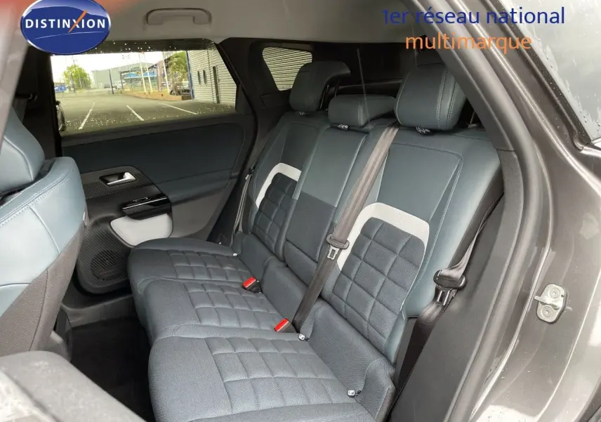 Vue intérieure côté droit des sièges arrière du Citroën C5 Aircross Hybrid gris platinium, avec sellerie tissu et cuir bicolore.