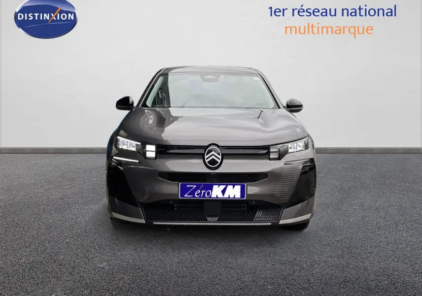 Vue frontale d'une Citroën C5 Aircross Hybrid gris platinium métal avec calandre moderne et phares LED distinctifs.