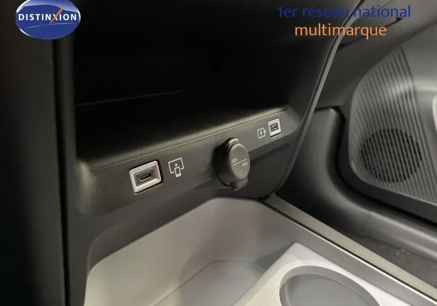 Prise USB et allume-cigare 12V au centre, intérieur noir du Citroën C5 Aircross Hybrid 2026, vue côté passager.