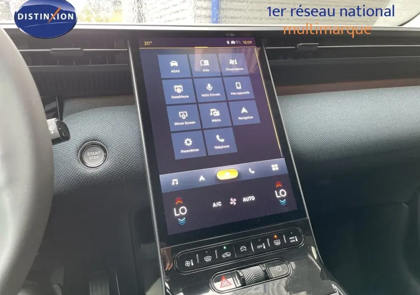 Vue intérieure centrée sur l’écran tactile vertical du tableau de bord du Citroën C5 Aircross gris platinium.