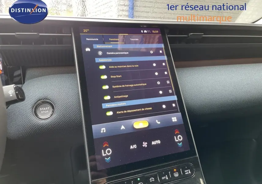 Vue intérieure centrée sur l’écran tactile vertical du tableau de bord du Citroën C5 Aircross gris platinium.