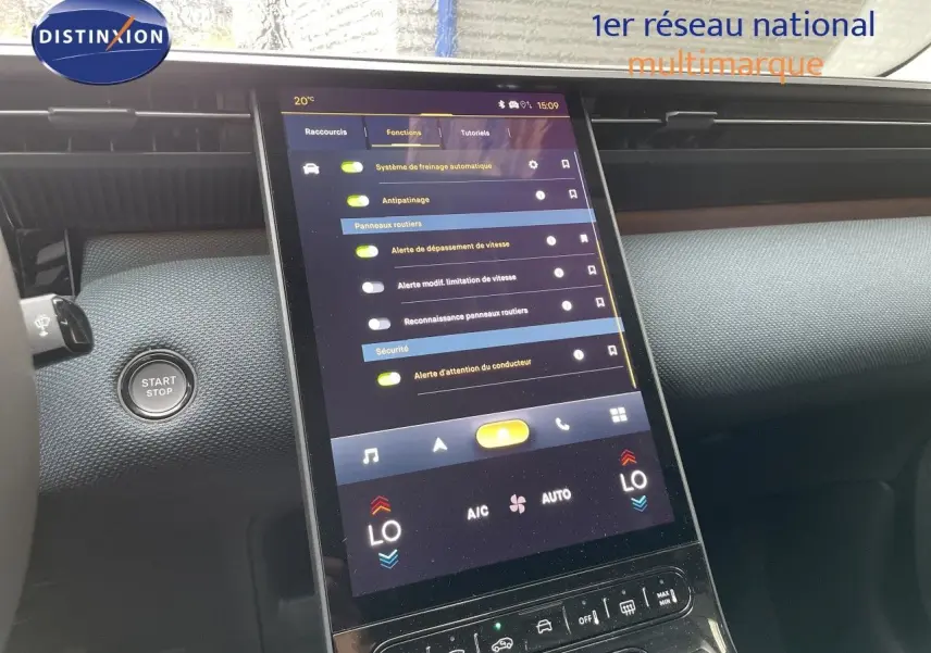 Vue intérieure centrée sur l’écran tactile vertical du tableau de bord du Citroën C5 Aircross Hybrid 2026.