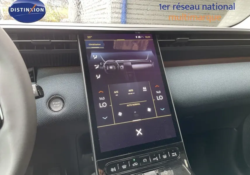 Vue rapprochée de la console centrale tactile du Citroën C5 Aircross gris platinium, avec bouton Start/Stop visible à gauche.