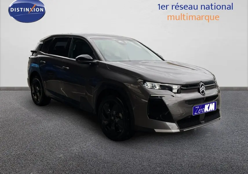 Citroën C5 Aircross Hybrid gris platinium métal en 3/4 avant droit avec jantes noires et calandre distinctive.