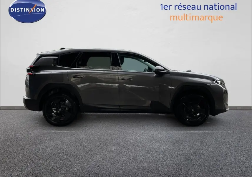 Profil droit du Citroën C5 Aircross Hybrid gris platinium métallisé avec jantes noires et toit noir.