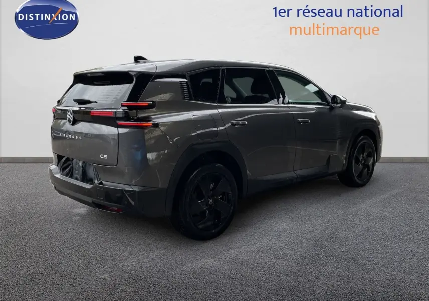 Vue 3/4 arrière droite d'un Citroën C5 Aircross gris platinium métal avec jantes noires et feux arrière LED.